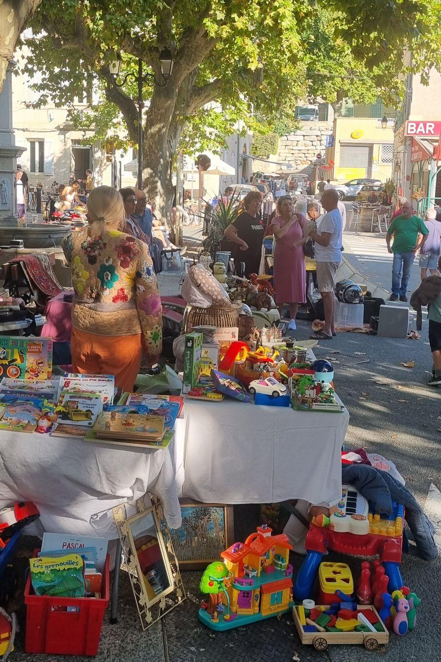 Greniers dans la rue d’automne